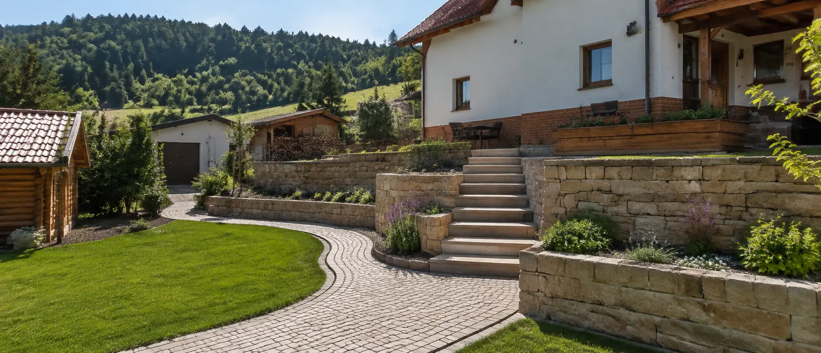 Garten mit Höhenunterschied, Terrassenfläche und Weg auf zwei Ebenen