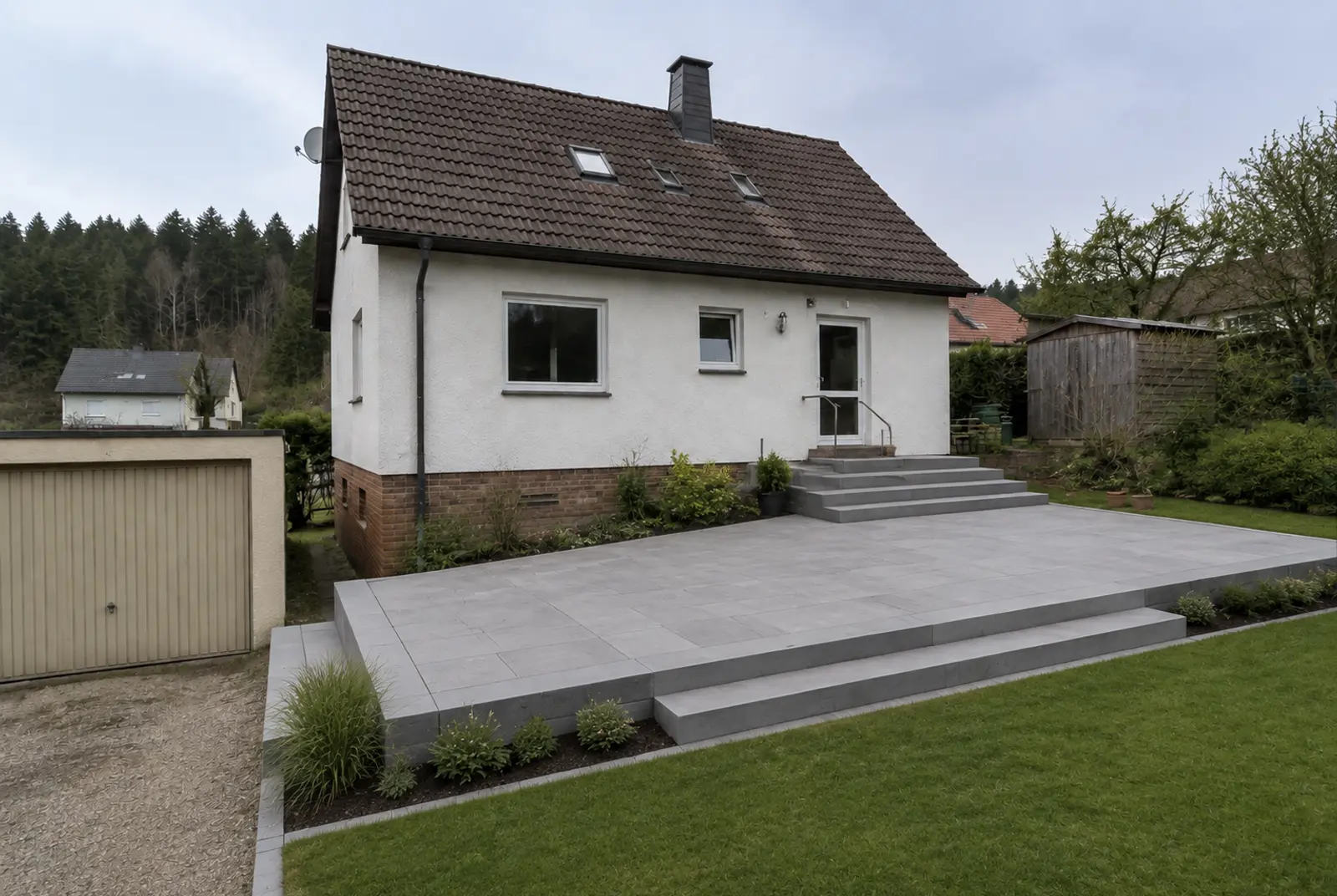 Dieselbe Fläche mit waagerechter Terrasse und Stufenanlage